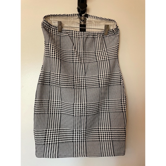 4/$25 | Strapless B&W body con dress - Picture 2 of 4